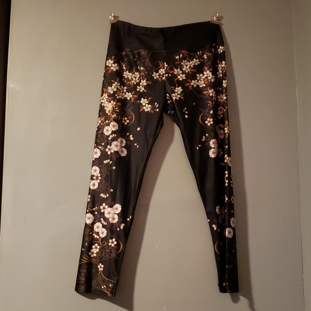 Lavish Floral Capri Leggings